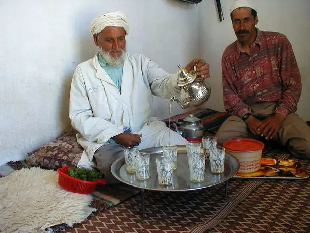 Foto von Marokkanischer Minztee klassisch – fertig angerichtet