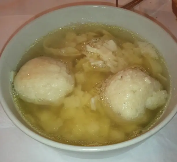 Matzo ball soup (cropped) – Foto: Andrevan (CC BY-SA 4.0)