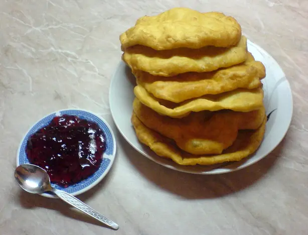 Foto von Bulgarische Mekiza Krapfen – fertig angerichtet