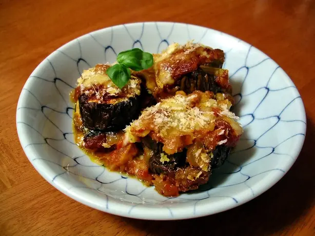 Foto von Italienische Melanzane alla Parmigiana (2) – fertig angerichtet