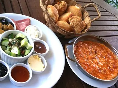 Foto von Türkisches Menemen Klassisch – fertig angerichtet