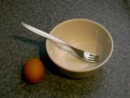 Foto von Rührei in der Mikrowelle – fertig angerichtet