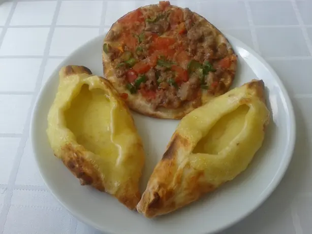 Foto von Bursa Cantik Pide mit Hackfleisch – fertig angerichtet