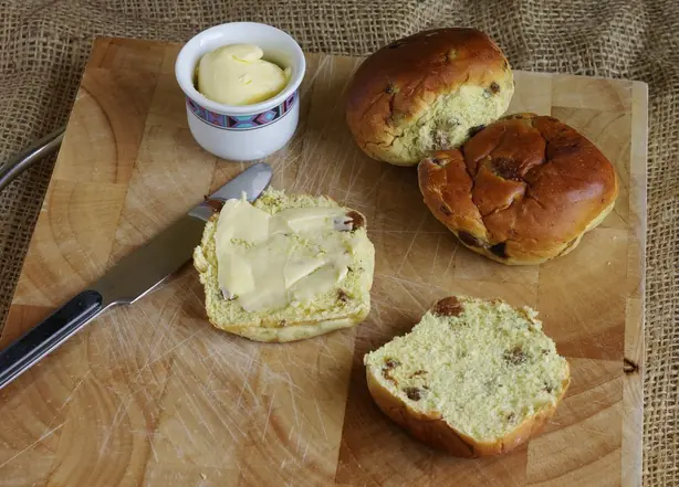 Foto von Englische Currant Buns klassisch – fertig angerichtet