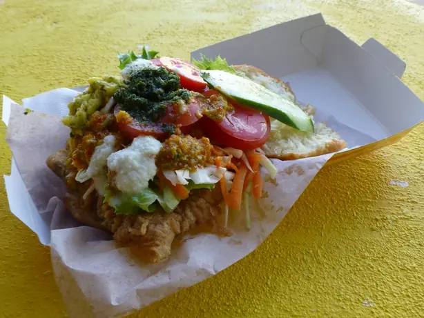 Foto von Trinidadisches Bake and Shark – fertig angerichtet