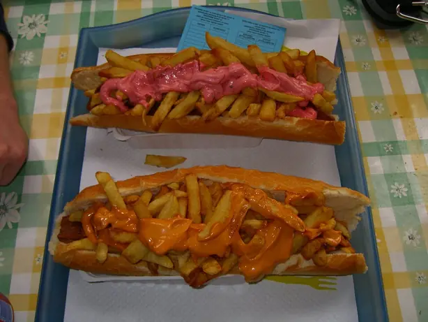 Foto von Belgische Mitraillette mit Pommes – fertig angerichtet