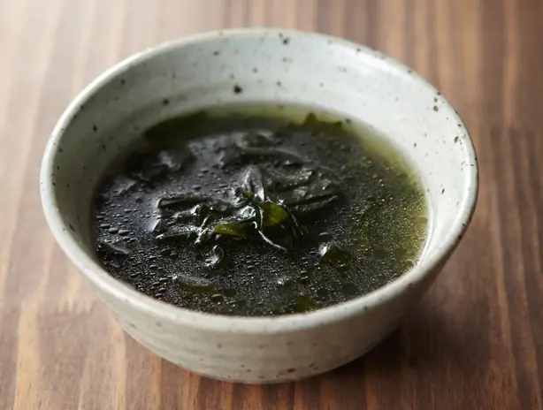 Foto von Koreanische Seetangsuppe Miyeok-guk – fertig angerichtet