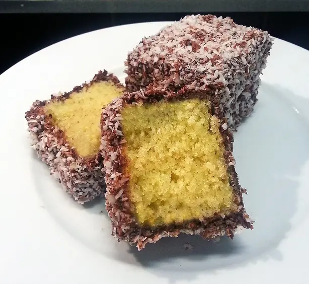 Foto von Australische Lamingtons Klassisch (2) – fertig angerichtet