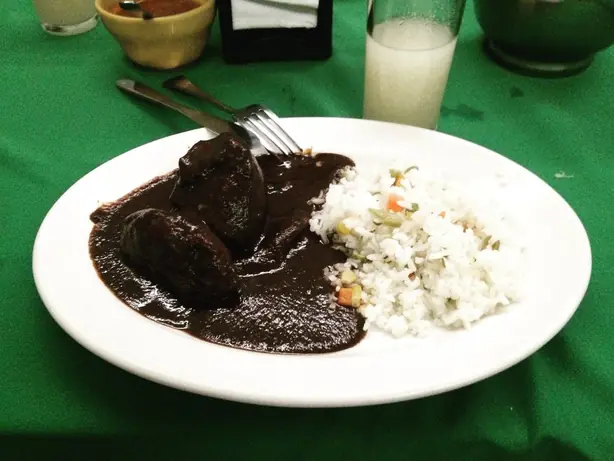 Foto von Mexikanisches Hähnchen in Mole Poblano – fertig angerichtet