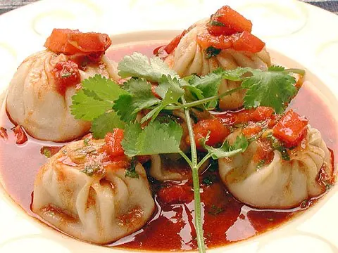 Foto von Tibetische Fleisch-Momos Klassisch (3) – fertig angerichtet