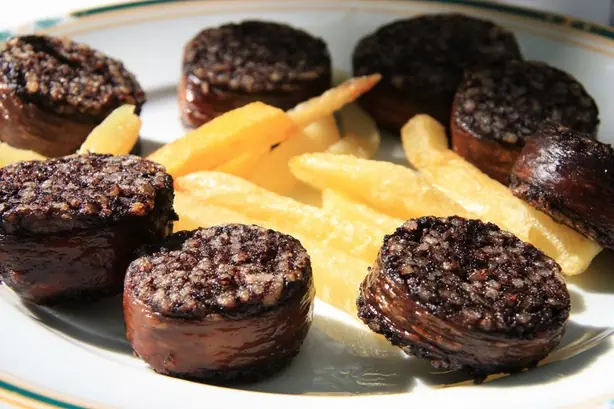 Foto von Deutsche Blutwurst mit Zwiebeln – fertig angerichtet