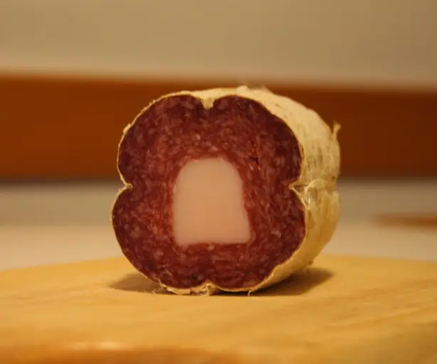 Foto von Hausgemachte Mortadella di Campotosto – fertig angerichtet