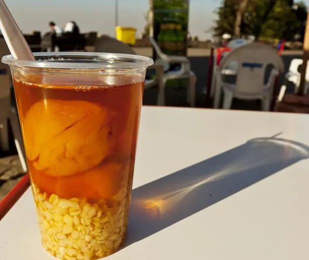 Foto von Chilenischer Weizen-Pfirsich-Drink Mote con Huesillo – fertig angerichtet