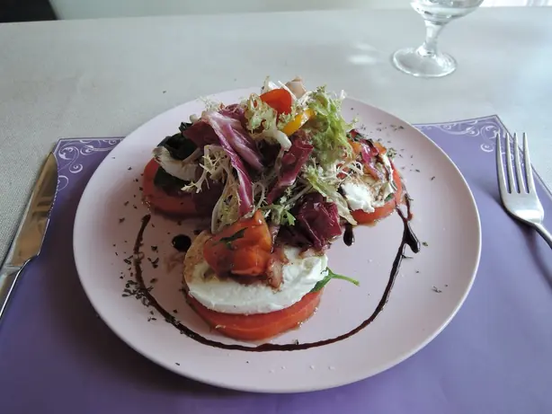 Mozzarella cheese and tomato salad – Foto: Geoffreyrabbit (CC BY-SA 4.0)