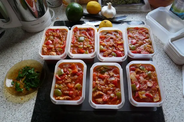 Foto von Muckalica – würziges Hühnchen – fertig angerichtet