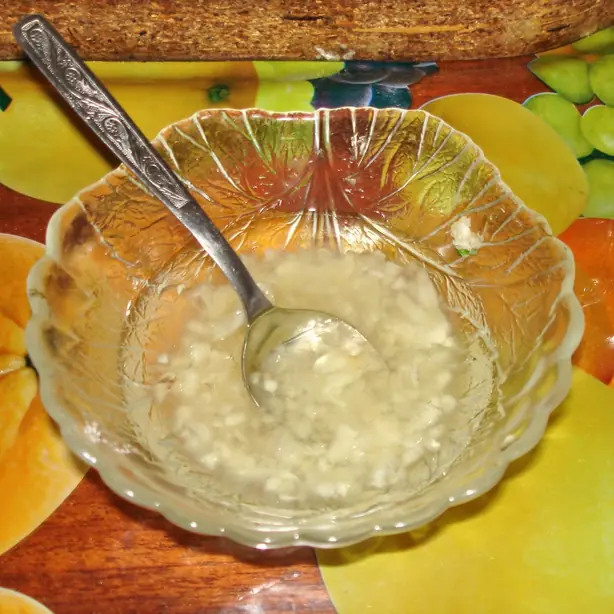 Foto von Rumänische Knoblauchsauce Mujdei – fertig angerichtet