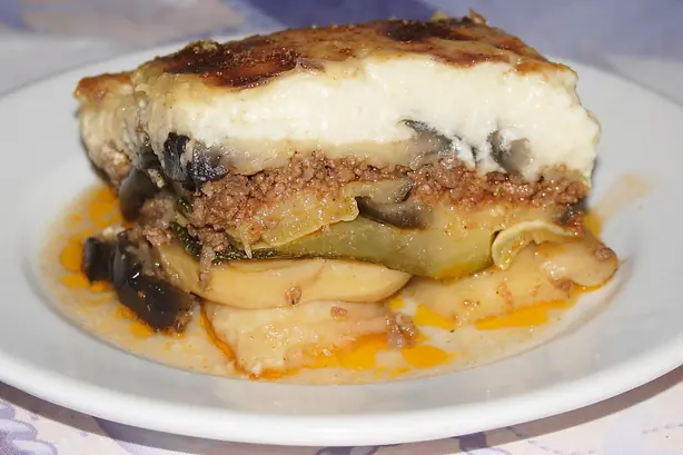 Foto von Klassisches Griechisches Moussaka – fertig angerichtet