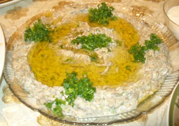 Foto von Arabisches Mutabbal Klassisch – fertig angerichtet