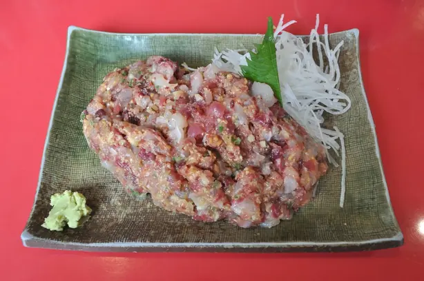 Foto von Japanisches Namerō Fischtatar – fertig angerichtet