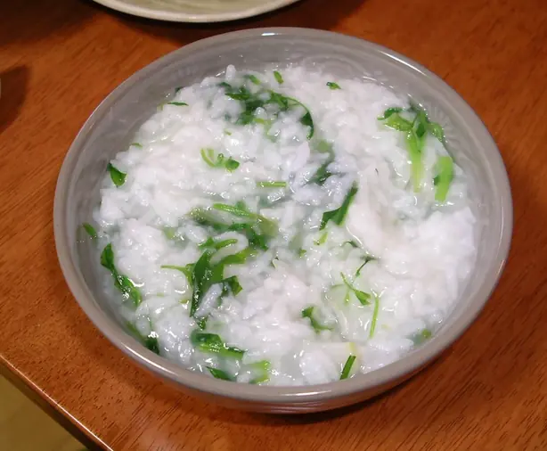 Foto von Klassischer Chinesischer Reisbrei Congee – fertig angerichtet