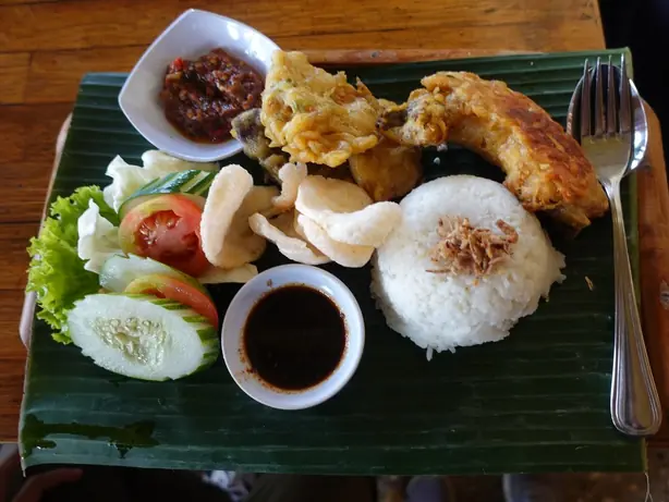Nasi Ayam Penyet 2 – Foto: Astari28 (CC BY-SA 4.0)
