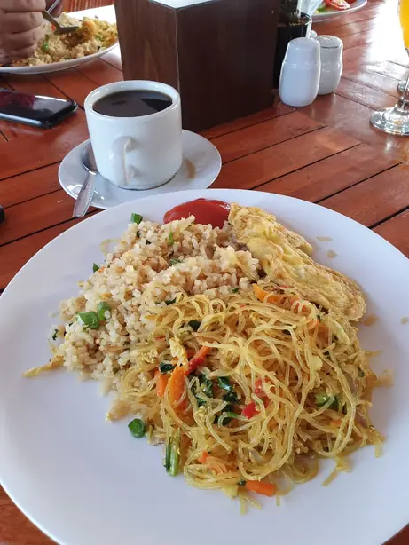 Nasi goreng and bihun goreng – Foto: D.W. Fisher-Freberg (CC BY-SA 4.0)