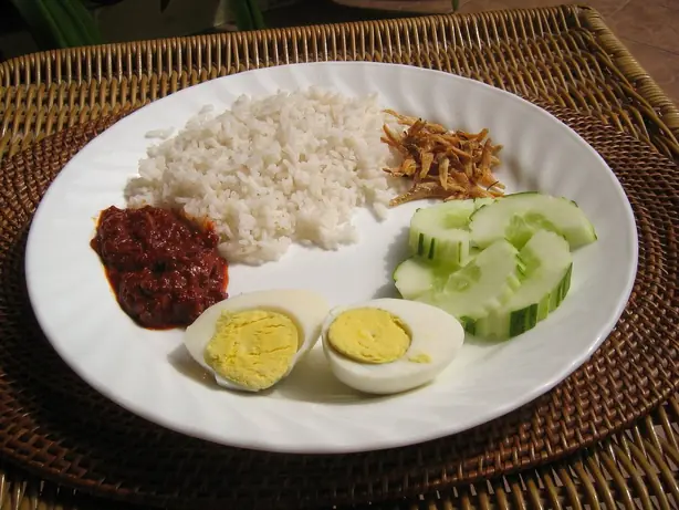 Foto von Malaysisches Nasi Lemak klassisch – fertig angerichtet