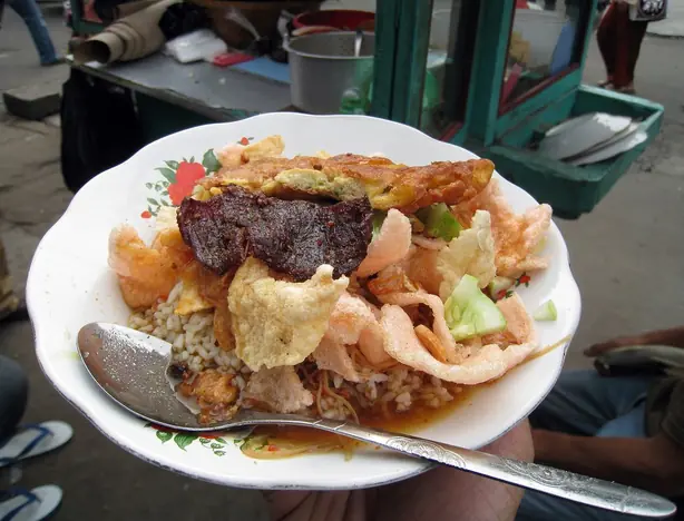 Foto von Betawi-Soto mit Rindfleisch und Ghee – fertig angerichtet