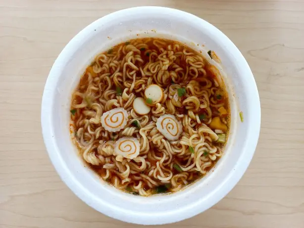 Foto von Hausgemachte Cup Noodles im Glas – fertig angerichtet