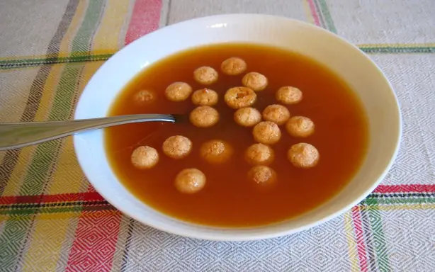 Foto von Schwedische Hagebuttensuppe Nyponsoppa – fertig angerichtet