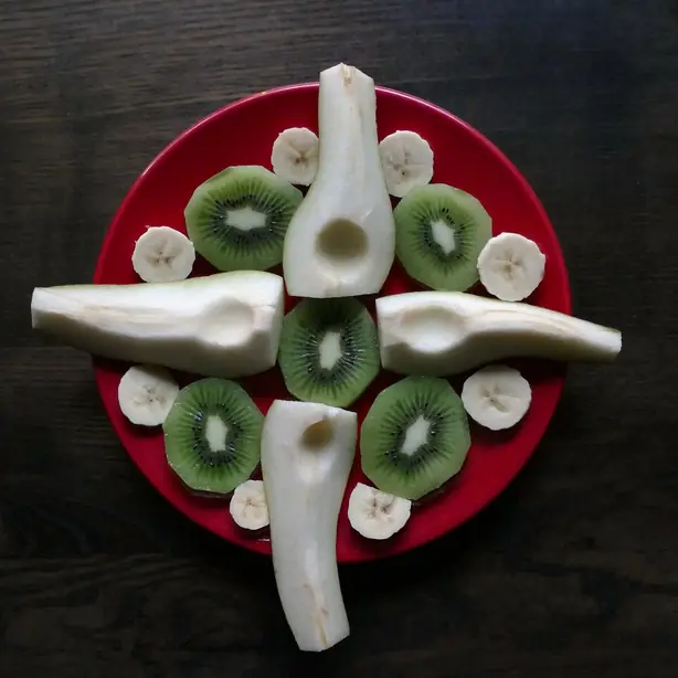 Foto von Frühstücksteller mit Obst – fertig angerichtet