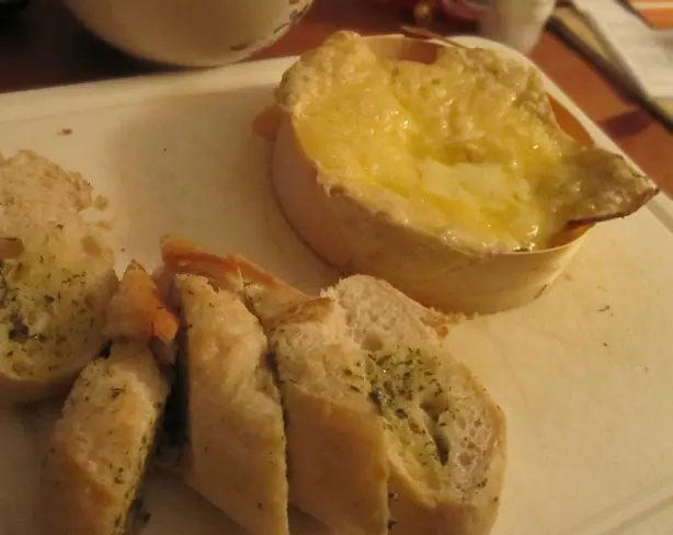 Foto von Klassischer Ofenkäse mit Kräutern (2) – fertig angerichtet