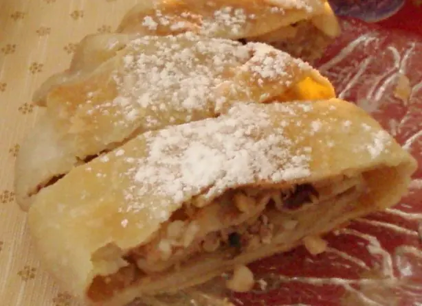 Foto von Wiener Apfelstrudel klassisch (4) – fertig angerichtet