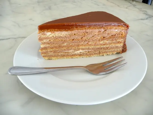 Foto von Münchner Prinzregententorte klassisch – fertig angerichtet