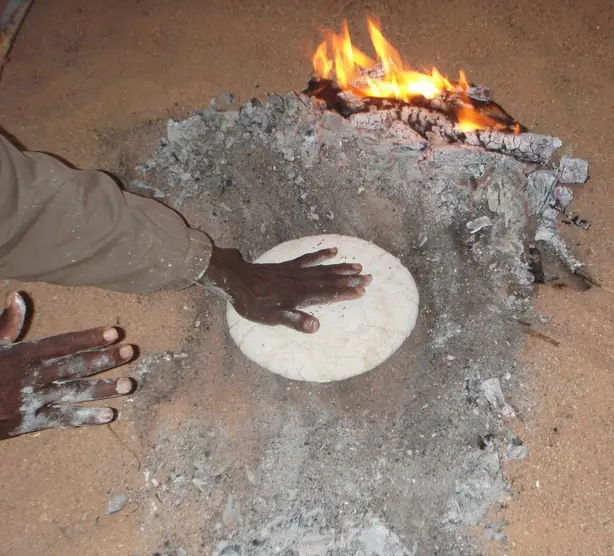 Foto von Tuareg Taguella mit Lamm-Eintopf – fertig angerichtet