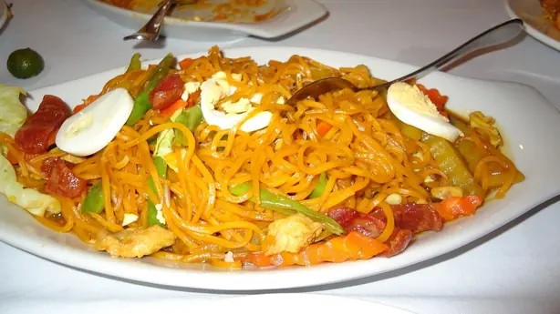 Foto von Philippinisches Pancit Canton Klassisch – fertig angerichtet