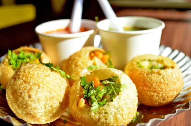 Foto von Klassischer Indischer Papri Chaat – fertig angerichtet