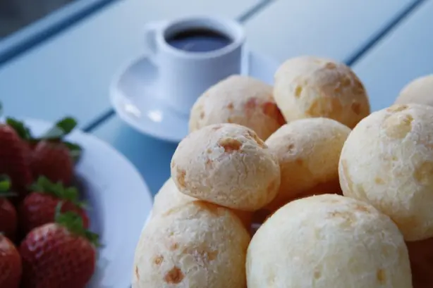Foto von Brasilianische Pão de Queijo klassisch – fertig angerichtet