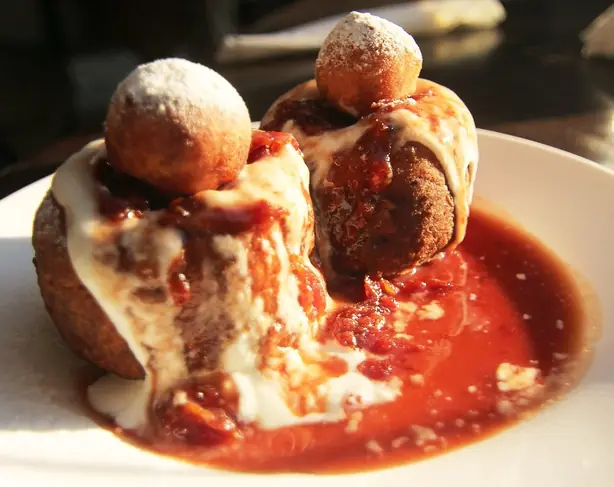 Foto von Österreichische Topfenknödel klassisch – fertig angerichtet