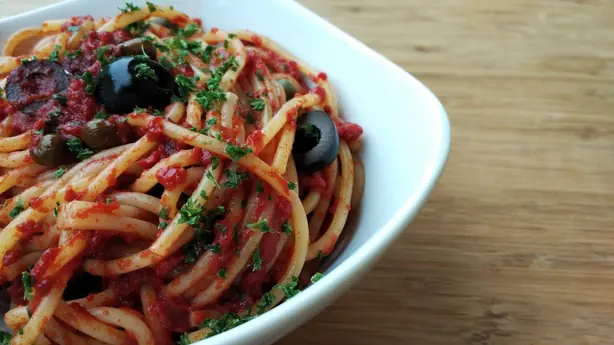 Foto von Spaghetti alla puttanesca klassisch – fertig angerichtet