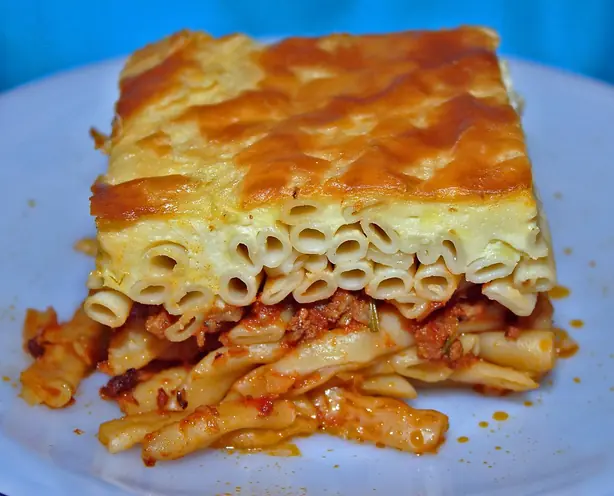 Foto von Klassisches Griechisches Pastitsio (2) – fertig angerichtet
