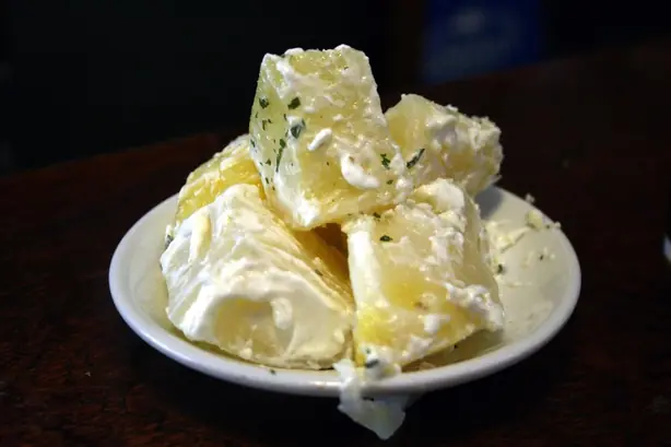 Foto von Spanische Patatas Alioli klassisch – fertig angerichtet