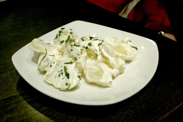 Foto von Klassische Spanische Tapas-Platte – fertig angerichtet