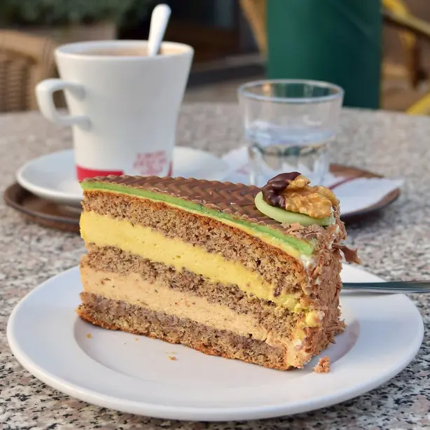 Foto von Klassische Österreichische Walnusstorte – fertig angerichtet