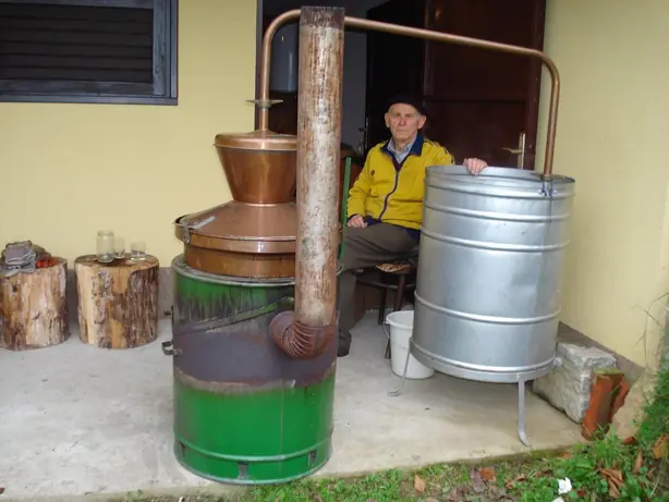 Foto von Klassischer Sliwowitz Zwetschgenbrand – fertig angerichtet