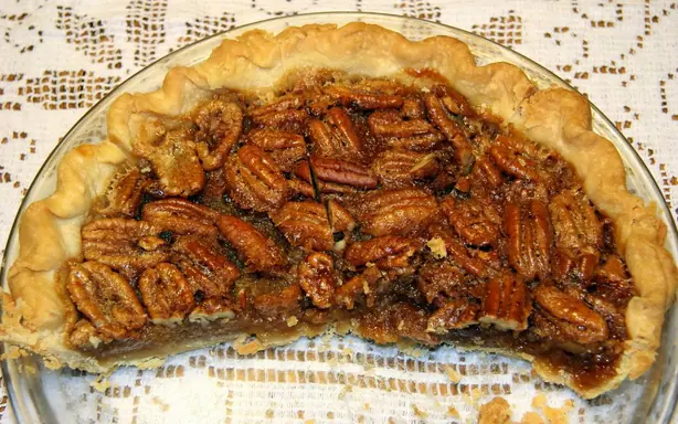 Foto von Klassischer Amerikanischer Pecan Pie (2) – fertig angerichtet