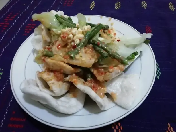 Foto von Indonesischer Pecel Salat klassisch – fertig angerichtet