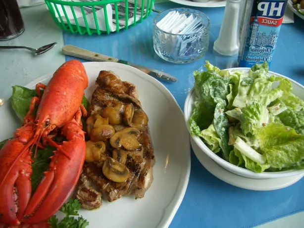 Foto von Klassisches Surf and Turf – fertig angerichtet