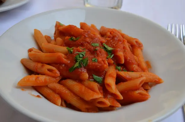 Foto von Klassische Penne all'Arrabbiata – fertig angerichtet