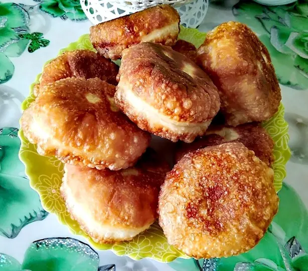 Foto von Tatarische Peremech mit Fleischfüllung – fertig angerichtet